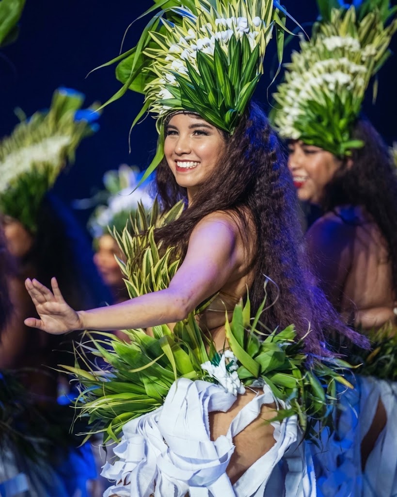 Bailarina sonriente con tocado de hojas